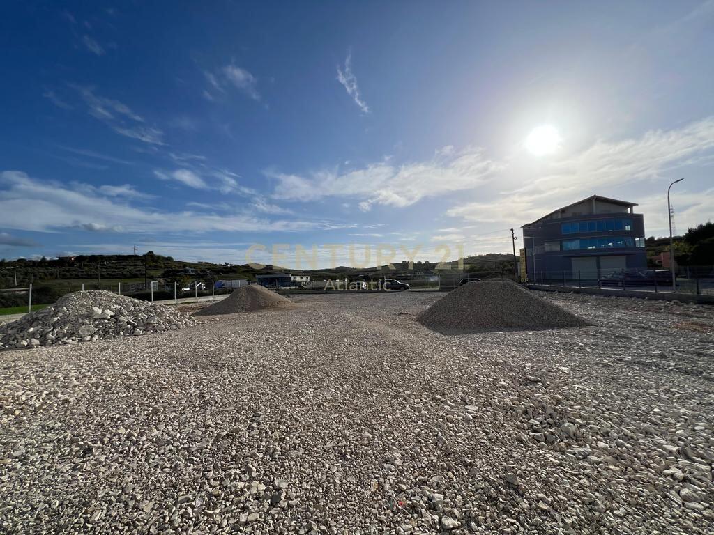 KAPANON I RI BUZE RRUGE PER QERA NE PJEZE DURRES ! 3,900 € /Muaj