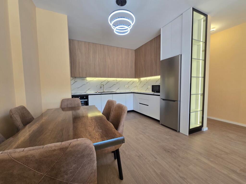 Jepet me qira 2+1+2+ post parkimi, Liqeni Thate