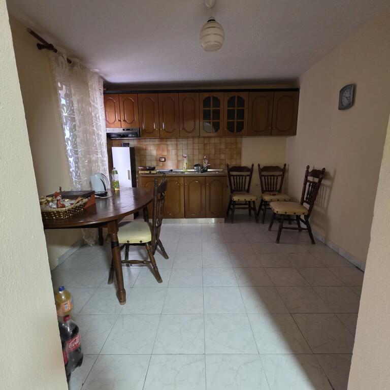 Jepet me qera apartament i madh 1+1 tek rrethi ne Kinostudio rruga Xhanfize Keko 1 minut nga stacionet e urbaneve!