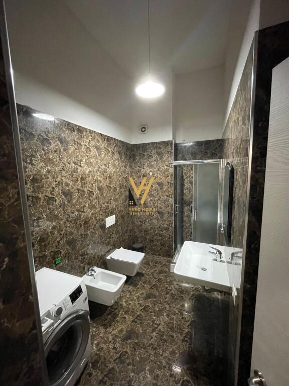 JEPET APARTAMENT 2+1+BLK ME QIRA TE ZOGU I ZI 900 EURO