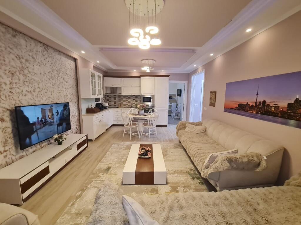 2+1,i miremobiluar,te liqeni i thate prane hotel radison,1000 euro me parkim