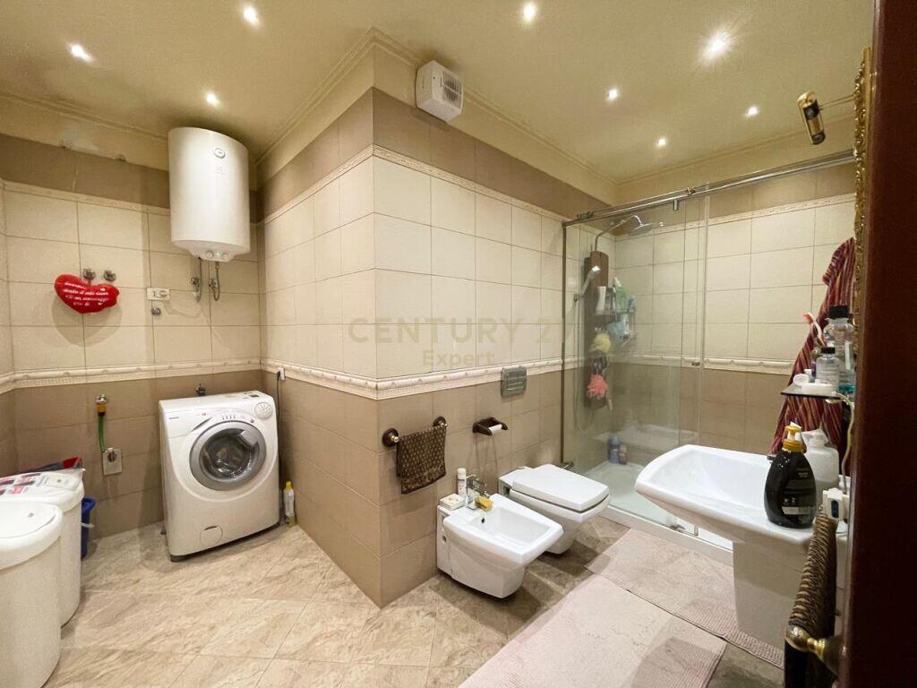 APARTAMENT LUKSOZ 3+1+2 POSTE PARKIMI PER QIRA TEK GALERIA !!