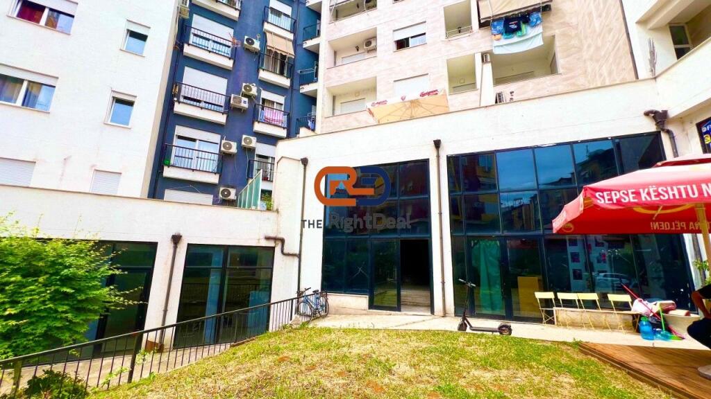 Vicino al Maternità, Locale Commerciale con Cortile in Vendita  Posto Auto!!!