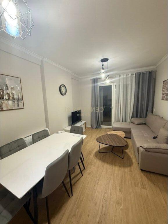 Apartament 2+1, Astir