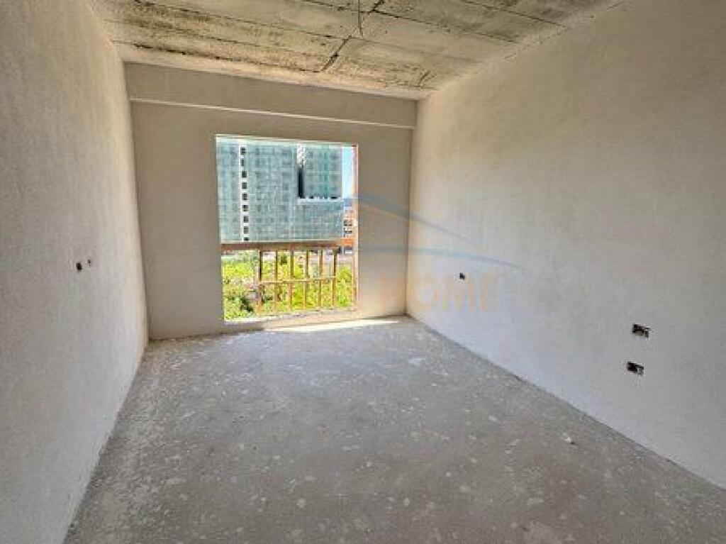 Shitet, Apartament 2+1+2, Rruga e Kokonozeve, KinoBlock, Tirane.