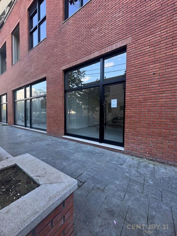 DYQAN BUZE RRUGE PER QIRA PERBALL AMERIKAN 3, 630 € /Muaj