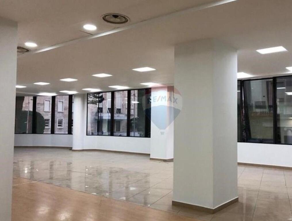 jepet me qira, ambient biznesi te Twin Towers, Bulevardi Nënë Tereza, Tiranë  ID: 530591002-2
