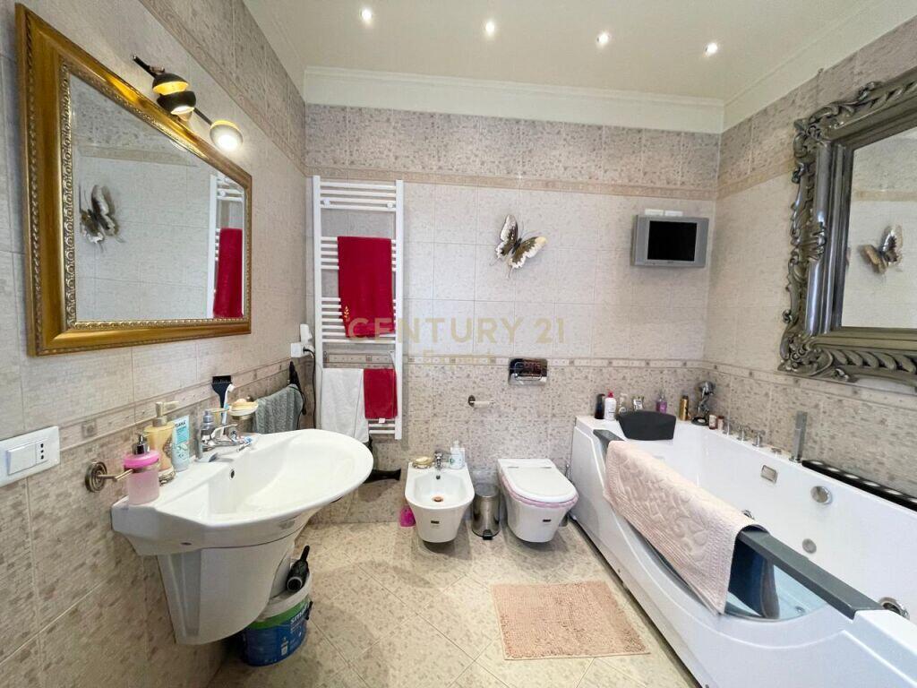 APARTAMENT LUKSOZ 3+1+2 POSTE PARKIMI PER QIRA TEK GALERIA !!