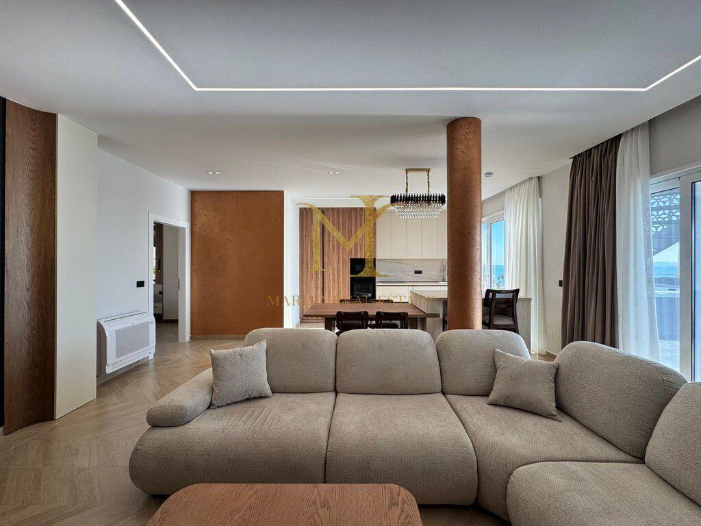 Shitet Papafingo luksoze në vijë të parë të detit, në Plazh pranë Hotel Adriatik.