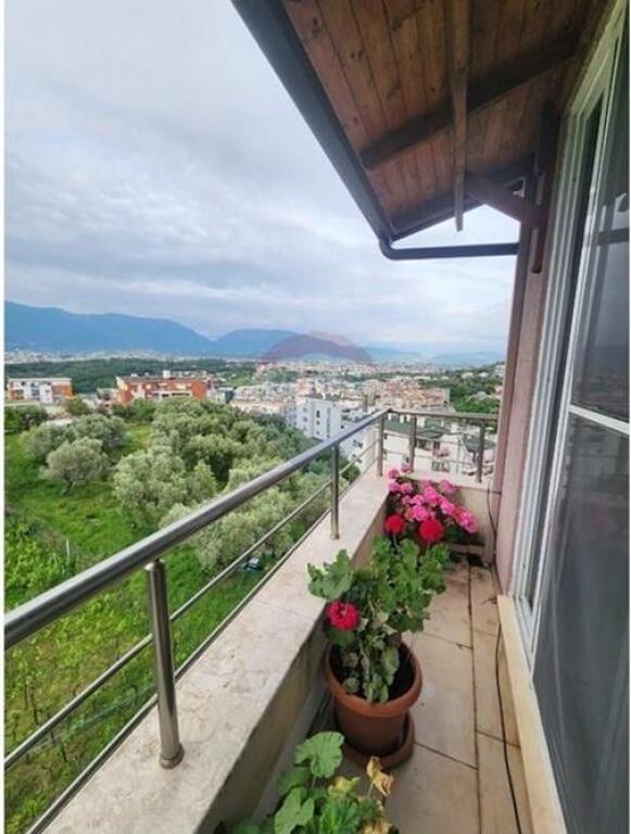 Shitet Apartament 3+1 pranë Liqenit të Thatë!