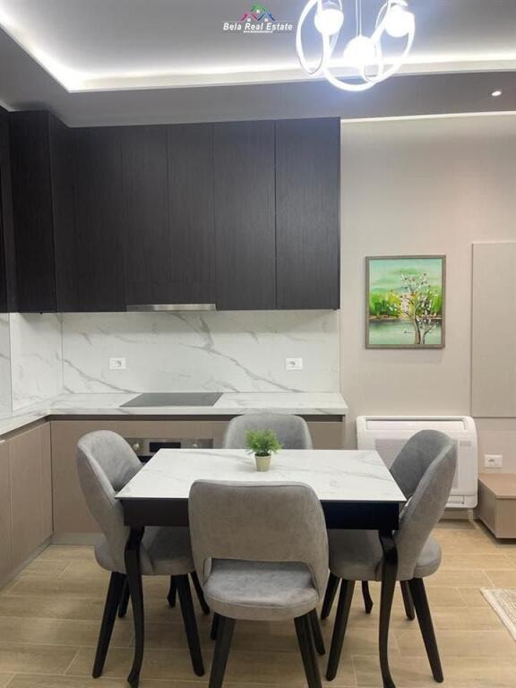 Apartament Me Qera Tek Komuna e Parisit (ID B2101347) Tirane