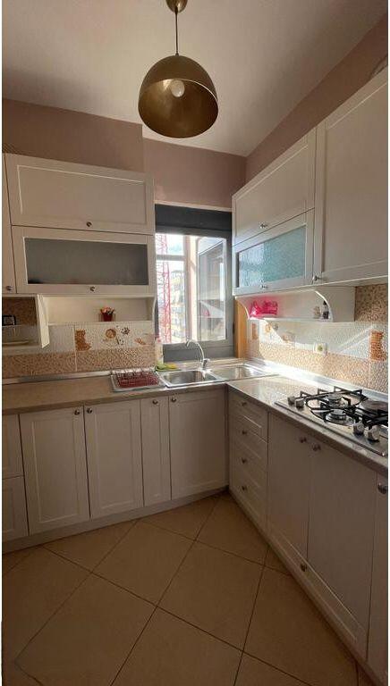 Jepet me Qira Apartament 1+1 ne Qender prane 9 Kateshet 500 € /Muaj