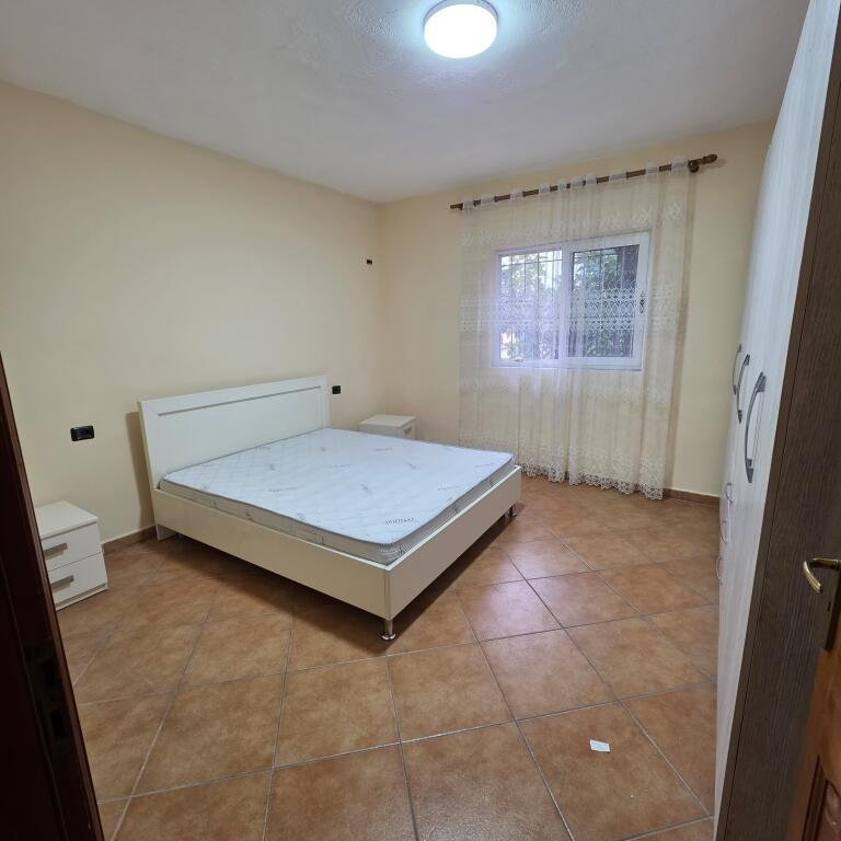 Jepet me qera apartament i madh 1+1 tek rrethi ne Kinostudio rruga Xhanfize Keko 1 minut nga stacionet e urbaneve!