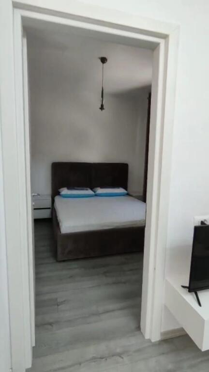 🏠 Shtepi  me qera,  Pallat i Ri  1+1    Elar13 13860