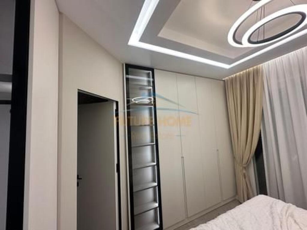 Shitet Apartament 3+1+2,tek Kompleksi E-88,Tiranë.