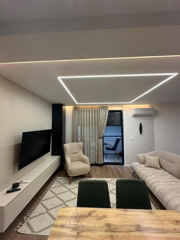 🏢 Apartament 2+1 me Qira – Bulevardi Zogu I 📍