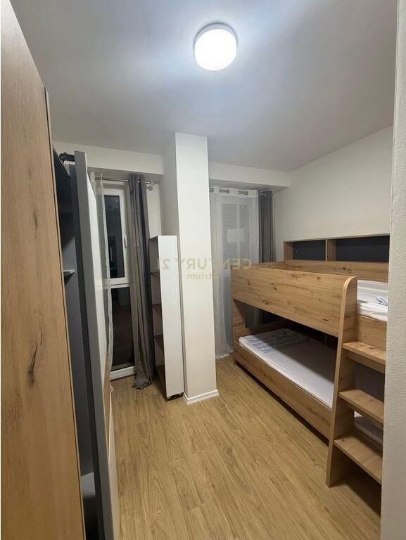 Apartament 2+1, Astir