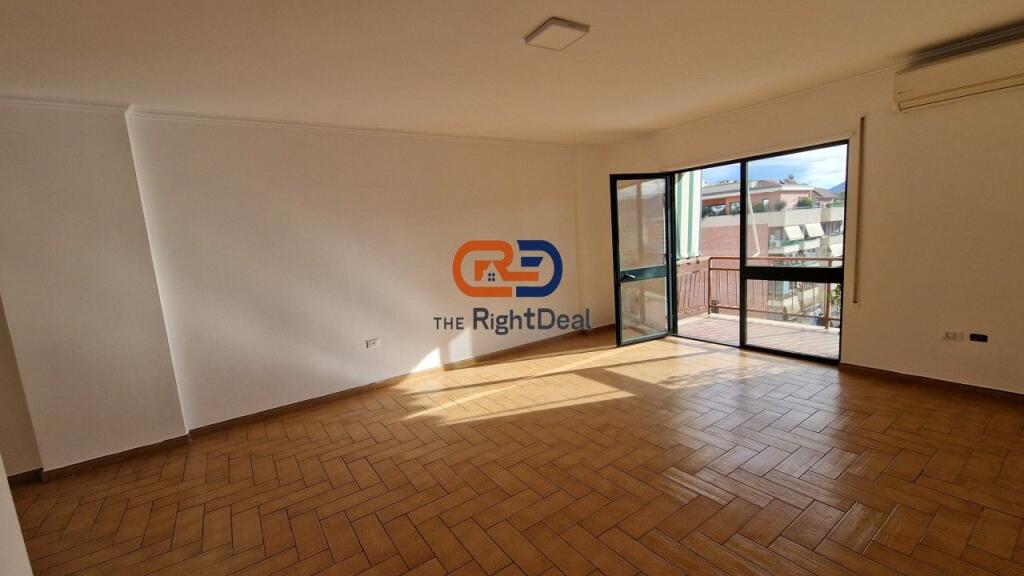 Ne Bllok, Jepet Me Qira Ambient 3+1+2, I Pershtatshem Per Veprimtari Te Ndryshme Biznesi!!!