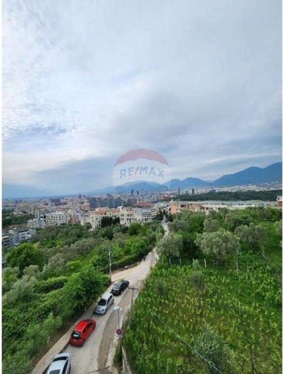 Shitet Apartament 3+1 pranë Liqenit të Thatë!