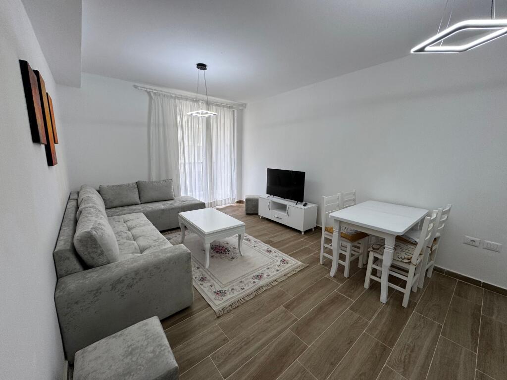 Qera Apartament 2+1  Cmimi 40.000 leke te reja  Tek 5 maji