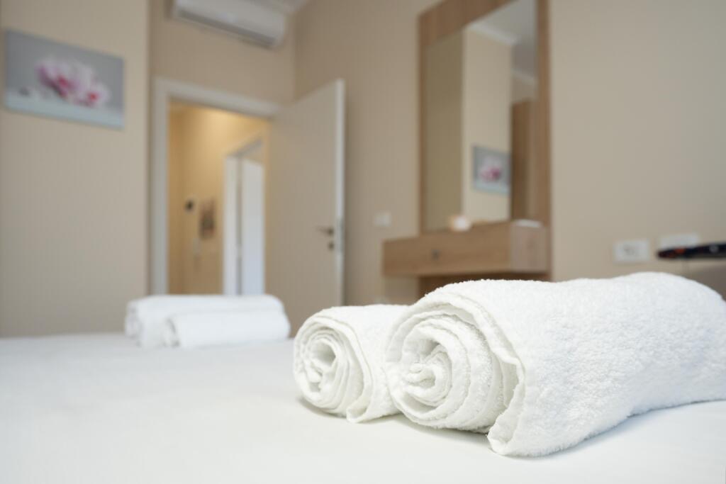 🏡 Apartament 1+1 me Qira – Rruga e Kavajës, përballë Square 21