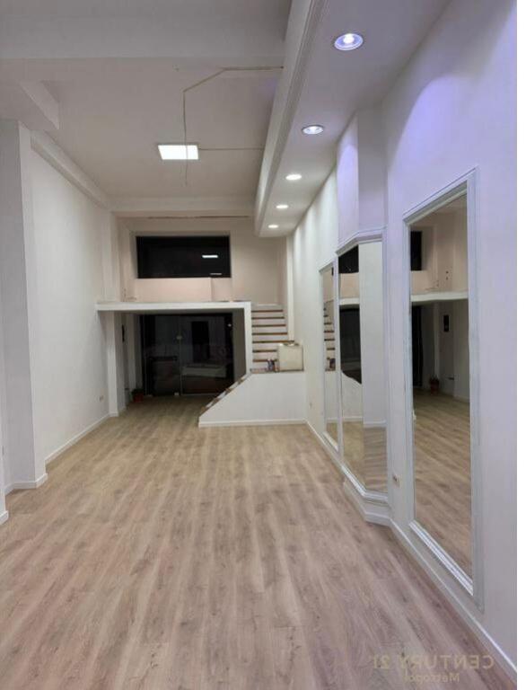 Dyqan me qera tek Him Kolli, Myslym Shyri