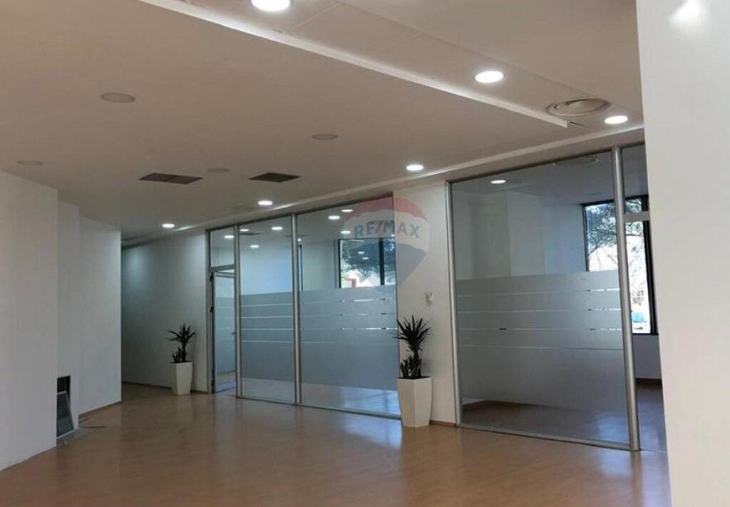 jepet me qira, ambient biznesi te Twin Towers, Bulevardi Nënë Tereza, Tiranë  ID: 530591002-2