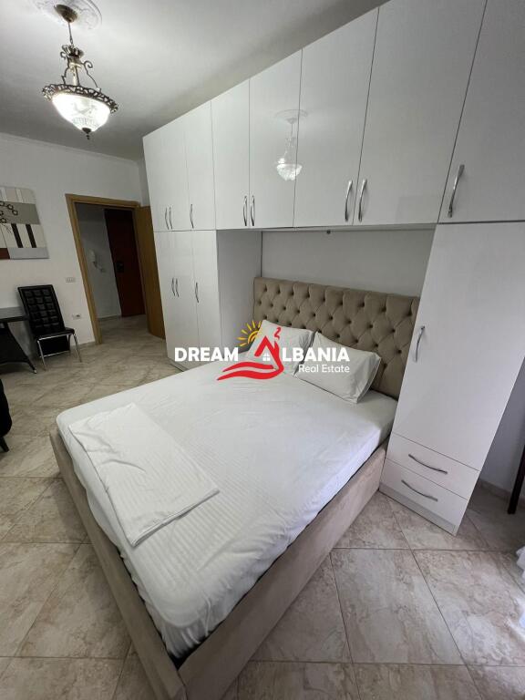 Jepet me qera garsoniere tek rruga e Barrikadave prane kopshtit Bucko (ID 4201046)