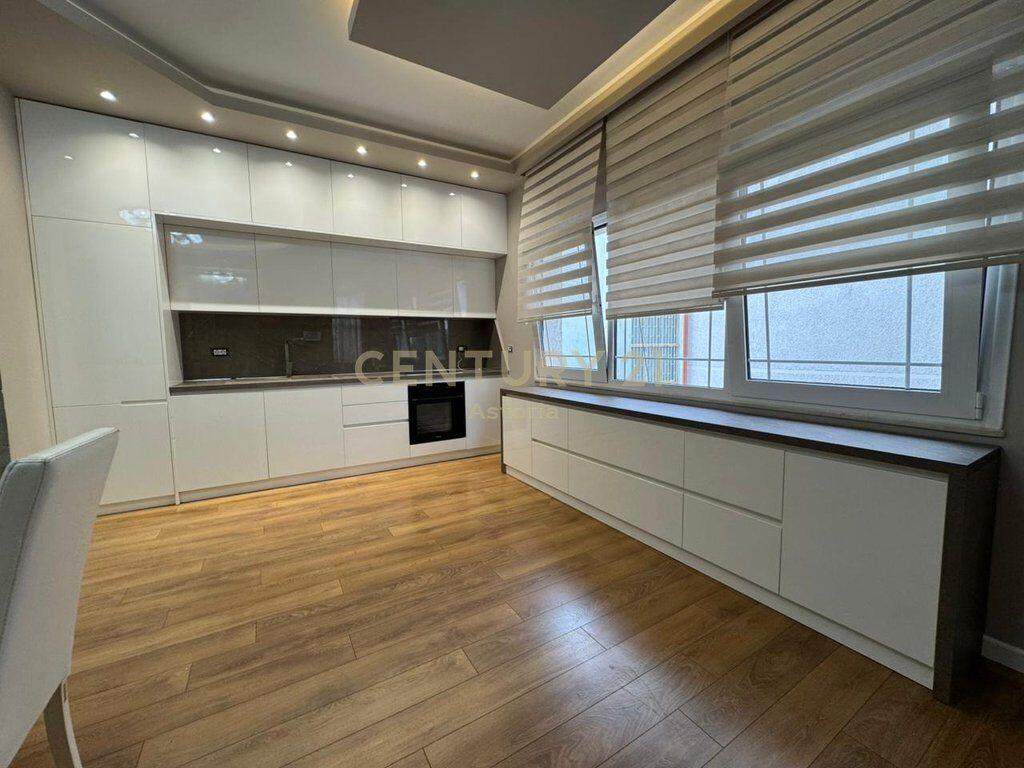 Apartament 4+1+2+post parkimi me qira prane Kristal Center!