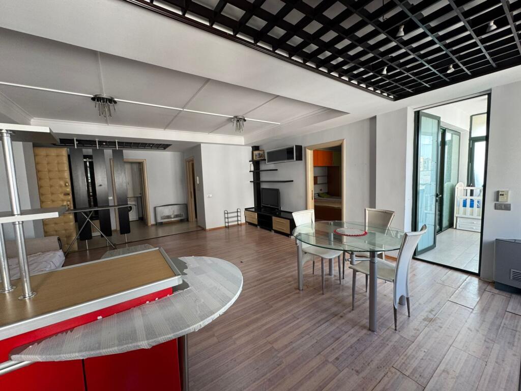 Bulevardi Zogu Par Shitet Apartament 2+1+2