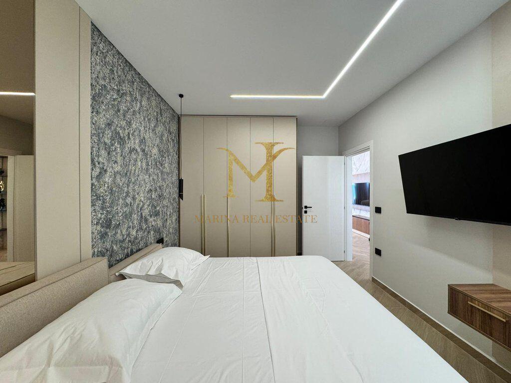 Shitet Papafingo luksoze në vijë të parë të detit, në Plazh pranë Hotel Adriatik.