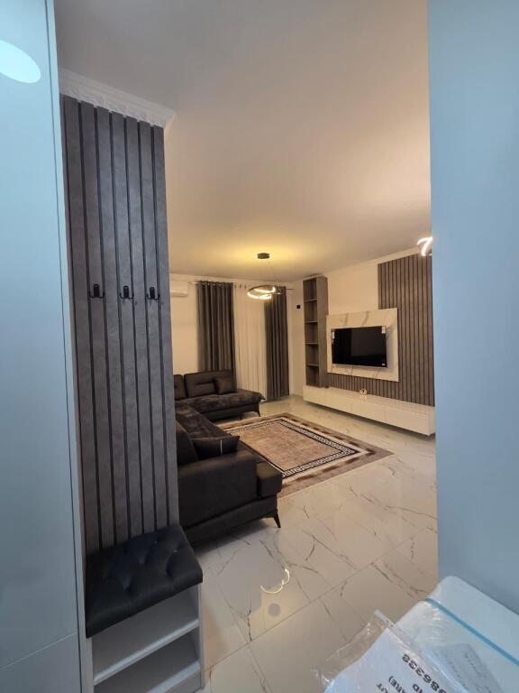 Jepet me qira 2+1+parkim FRESKU 600 mije leke