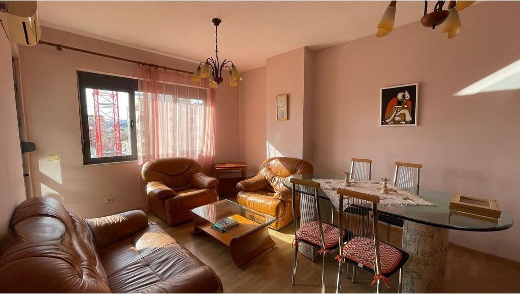 Jepet me Qira Apartament 1+1 ne Qender prane 9 Kateshet 500 € /Muaj