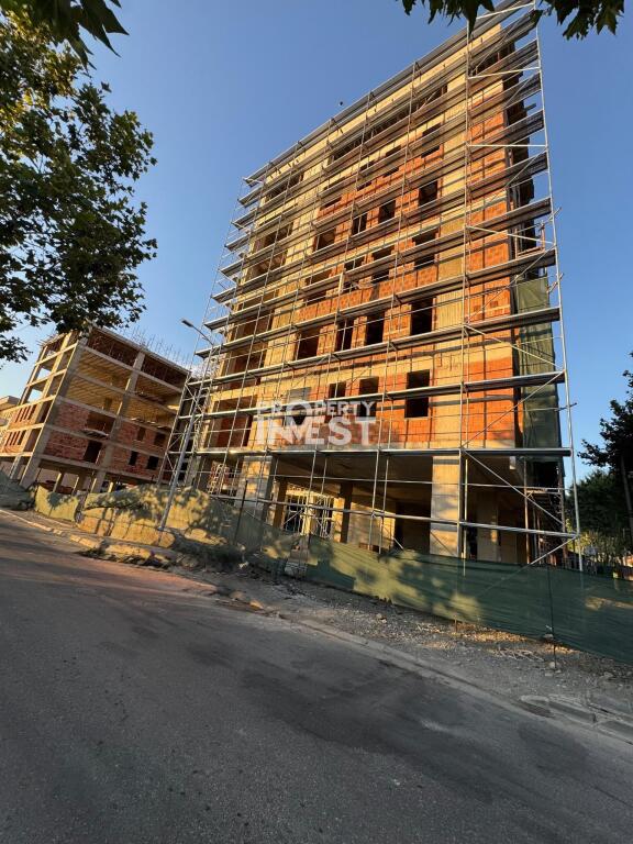 Shitet Apartament 3+1📍Kamez rruga Berisha