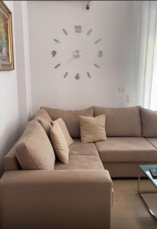 Pranë Harry Fultz jepet me qera apartament 2+1!