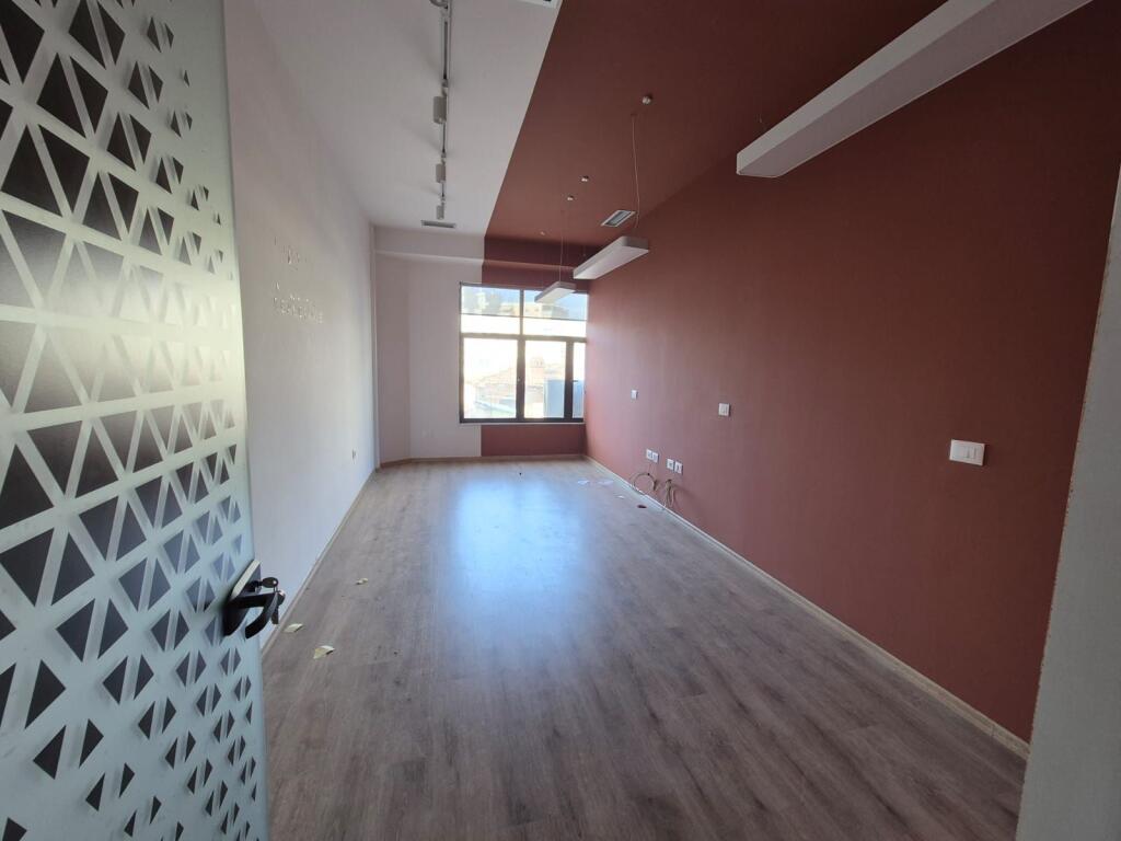 🏢 Shitet ambient biznesi – Rruga Kavajës!