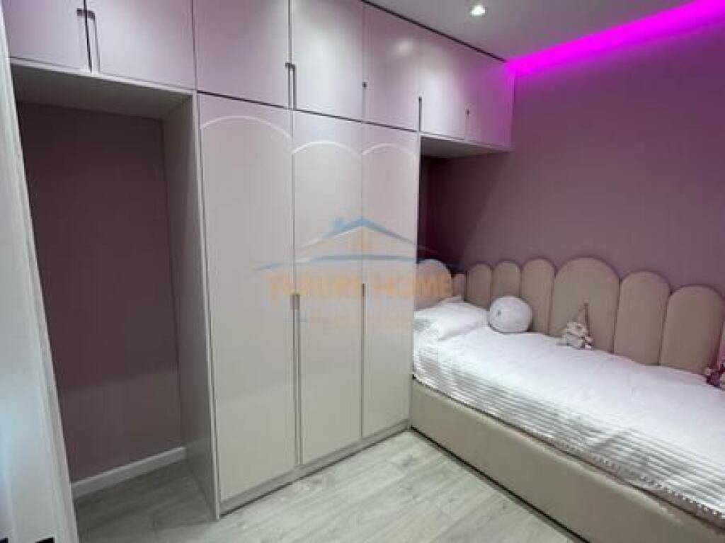 Shitet Apartament 3+1+2,tek Kompleksi E-88,Tiranë.