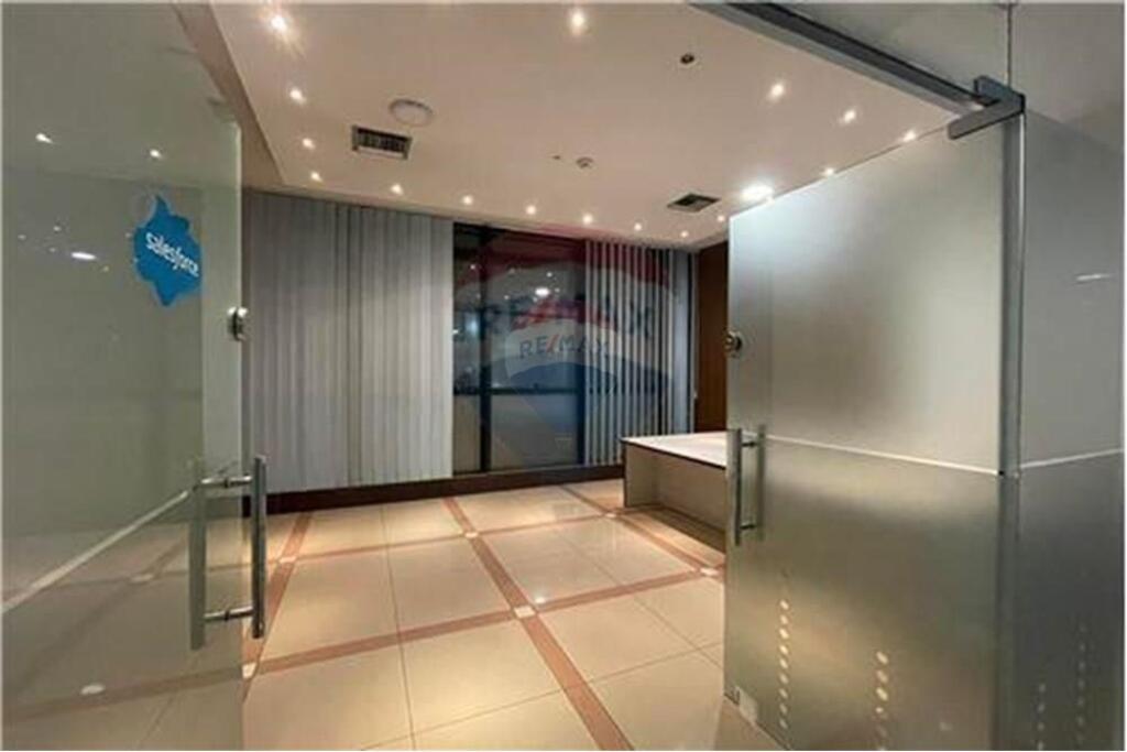 Office for rent opposite Kristal Center!