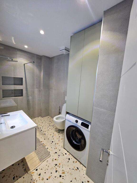 Jepet me qira apartament 1+1 📍 5 Maji, Tiranë 🏢 Kati: 8 (pallat me ashensor) 🛋️ E mobiluar 💰 Çmimi: 50,000 lekë në muaj