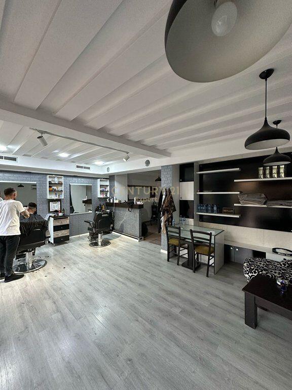 Negozio in Vendita a Myslym Shyr Molto Vicino alla Strada Principale