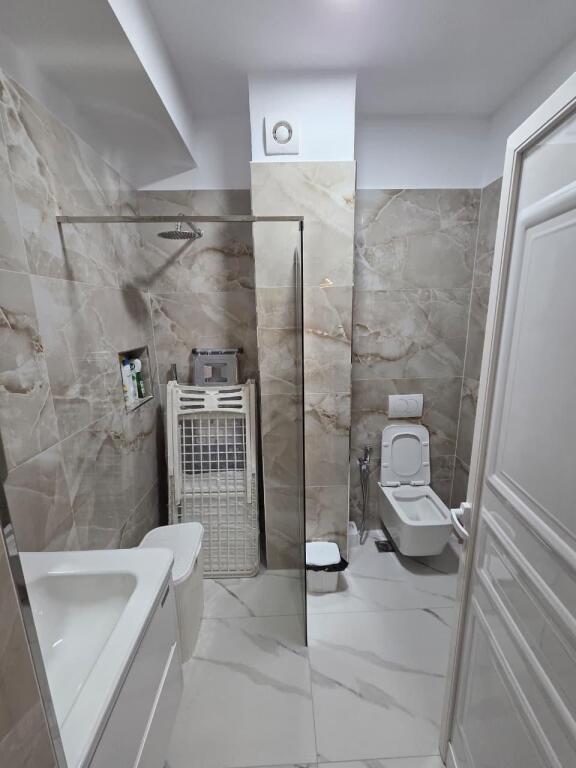 Jepet me qira 2+1+parkim FRESKU 600 mije leke