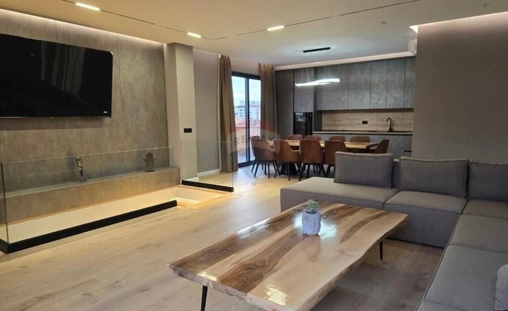 Qira/  Godine banimi tek rruga 5 Maji!