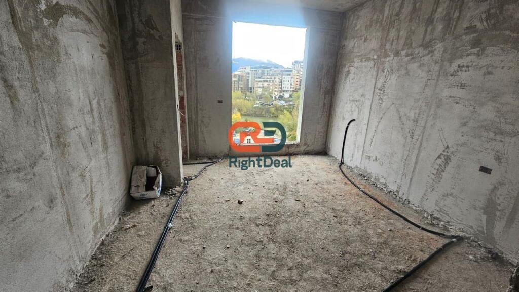 Tek Liqeni I Thate, Shitet Super Apartament 2+1+2, Me Pamje Spektakolare !!