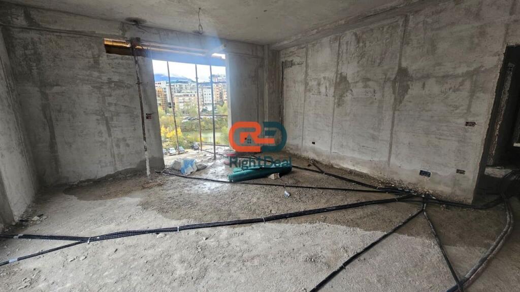 Tek Liqeni I Thate, Shitet Super Apartament 2+1+2, Me Pamje Spektakolare !!