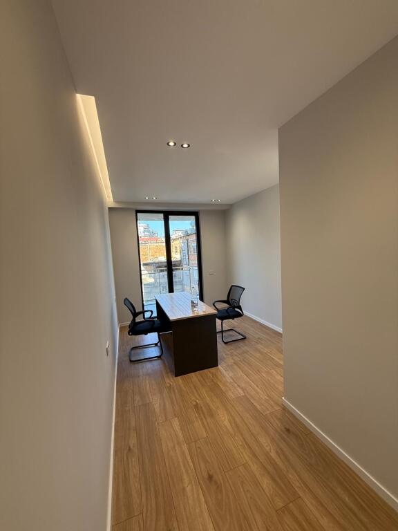 Jepet me qira ambient per zyre Te Mine Peza 700€