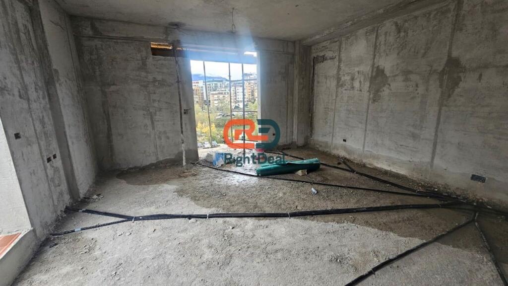 Tek Liqeni I Thate, Shitet Super Apartament 2+1+2, Me Pamje Spektakolare !!