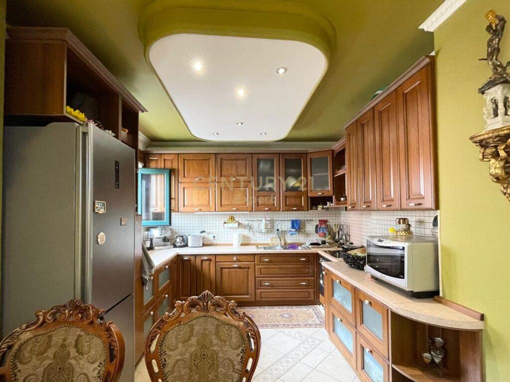 APARTAMENT LUKSOZ 3+1+2 POSTE PARKIMI PER QIRA TEK GALERIA !!