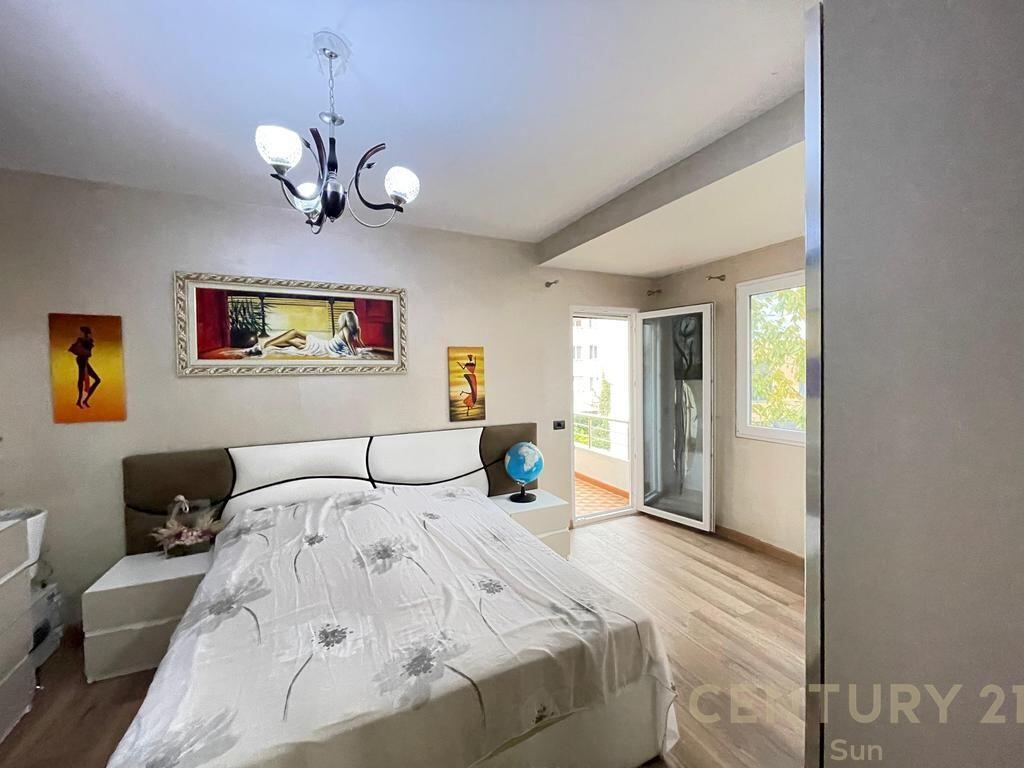 VILË ME QIRA PRANË RRUGËS MUHAMET GJOLLESHA – MUNDËSI IDEALE PËR BIZNES