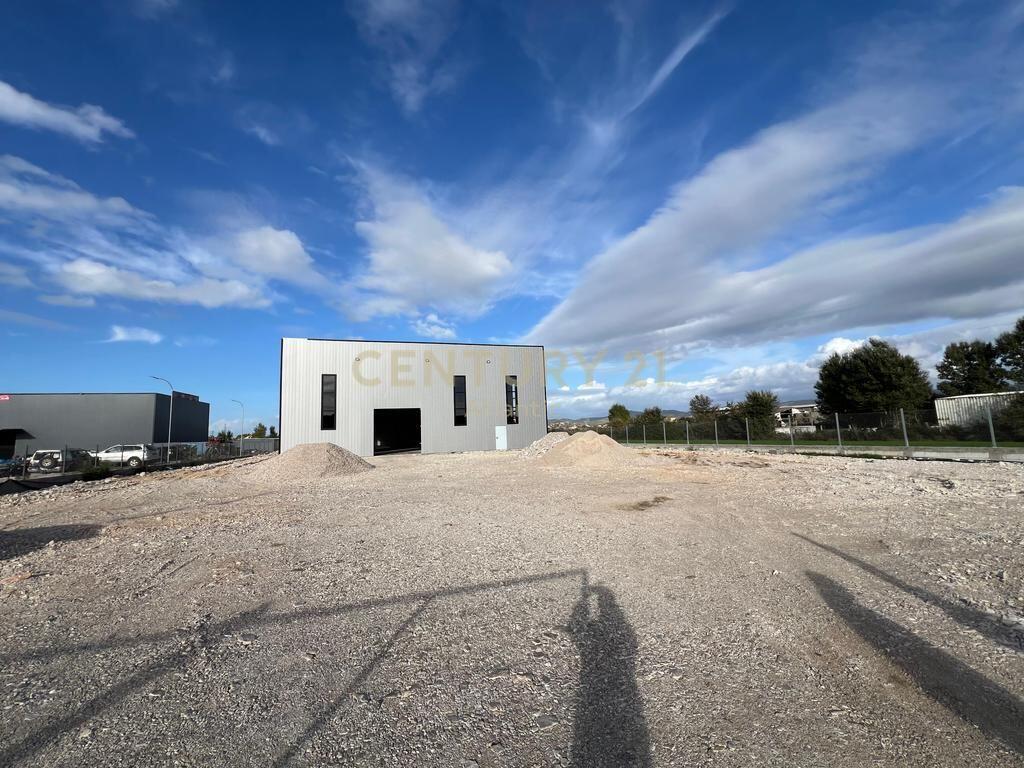 KAPANON I RI BUZE RRUGE PER QERA NE PJEZE DURRES ! 3,900 € /Muaj