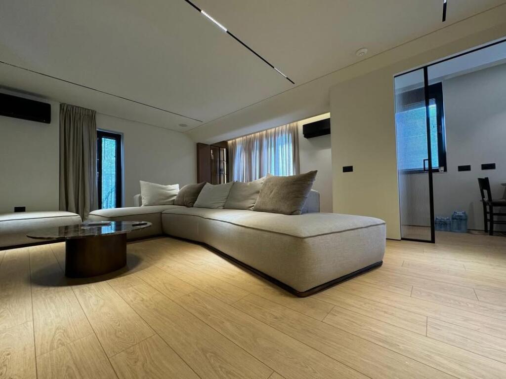 ME QIRA – APARTAMENT 2+2 BANJO + 1 BALLKON – RR. PETI (FUND), LIQENI I THATË